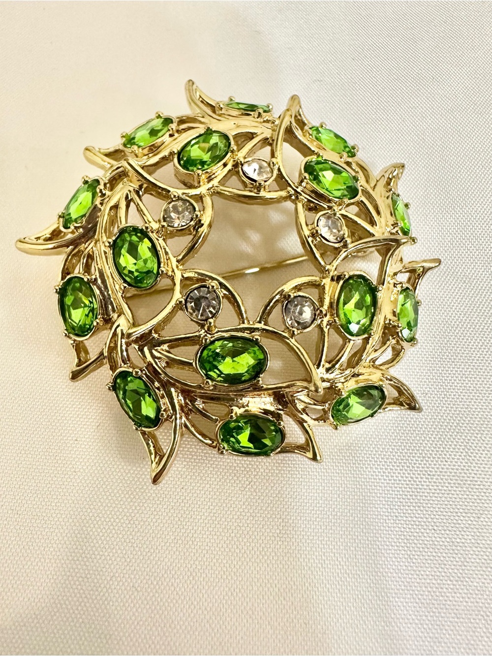 2019 AVON Gold-Tone Wreath Brooch with Green Crystal Accents